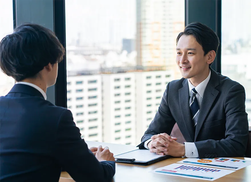 打ち合わせ中の男性