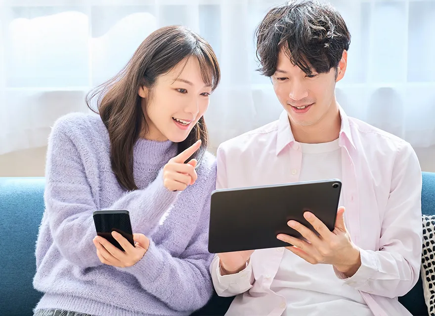 談笑する男女