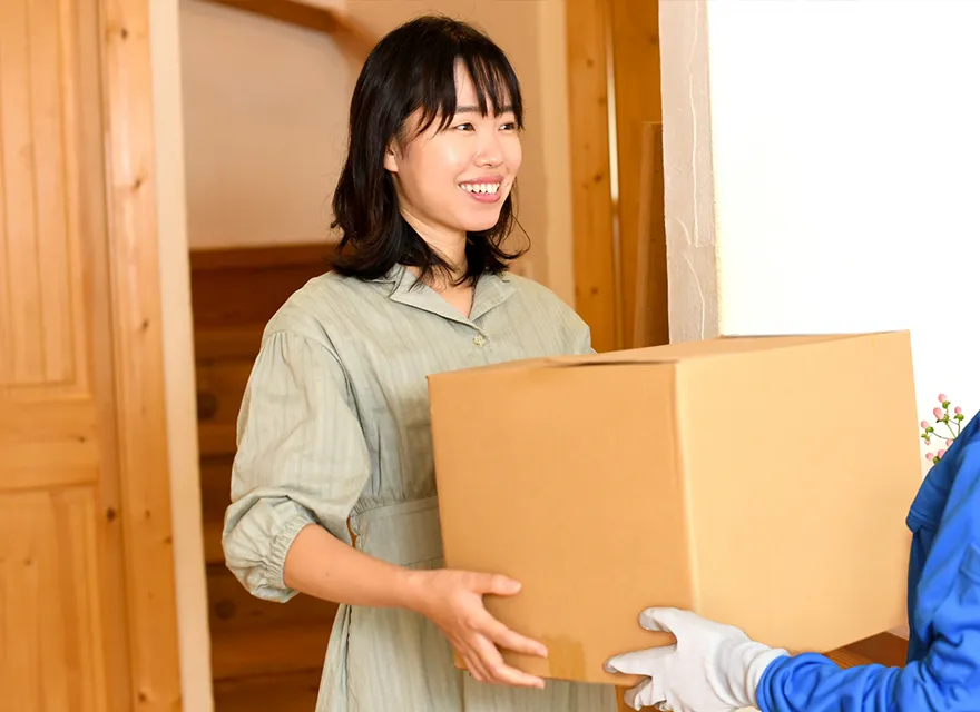 荷物を受け取る女性