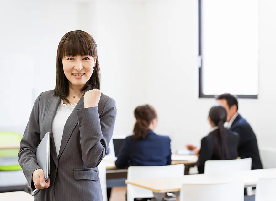 ガッツポーズをする女性